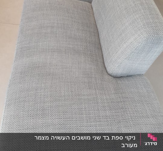 ספה אפורה עם ריפוד בד על רצפה בהירה